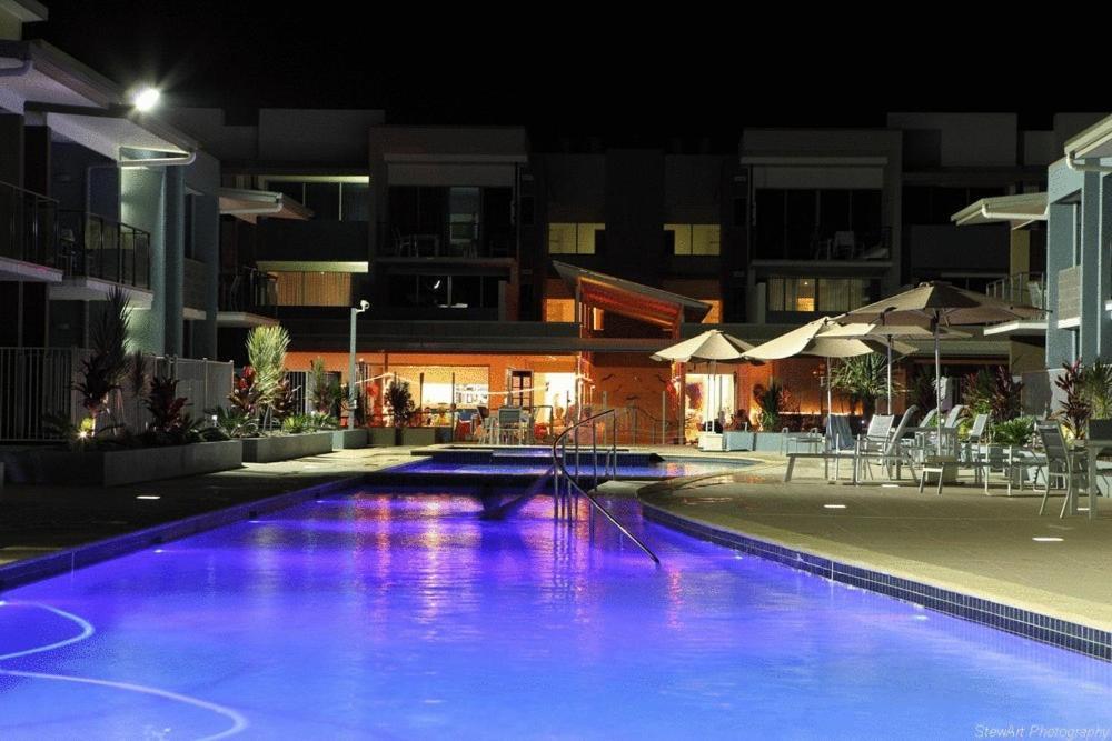 Ramada By Wyndham Херви Бей Екстериор снимка The pool at the hotel
