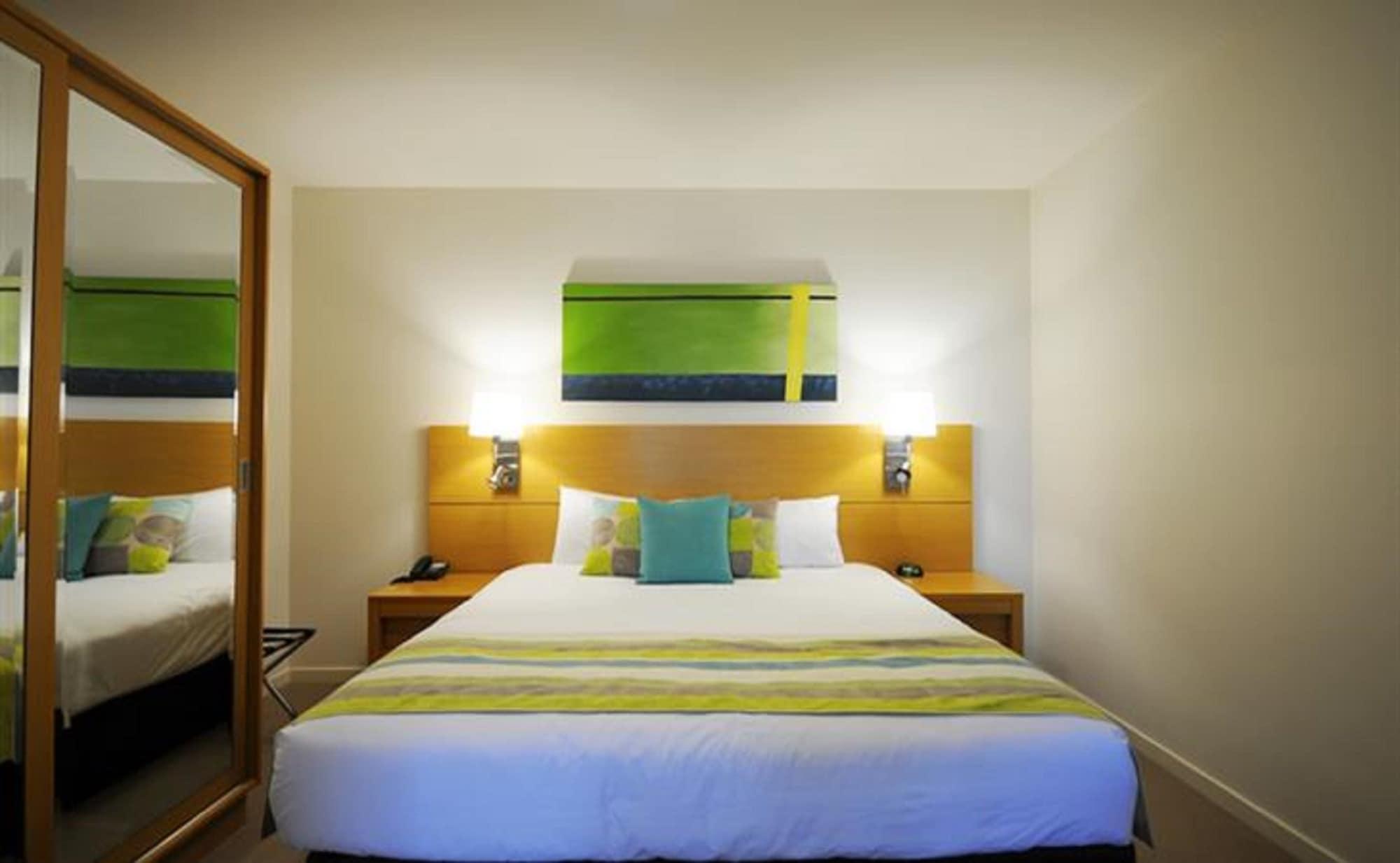 Ramada By Wyndham Херви Бей Екстериор снимка A bedroom at the hotel