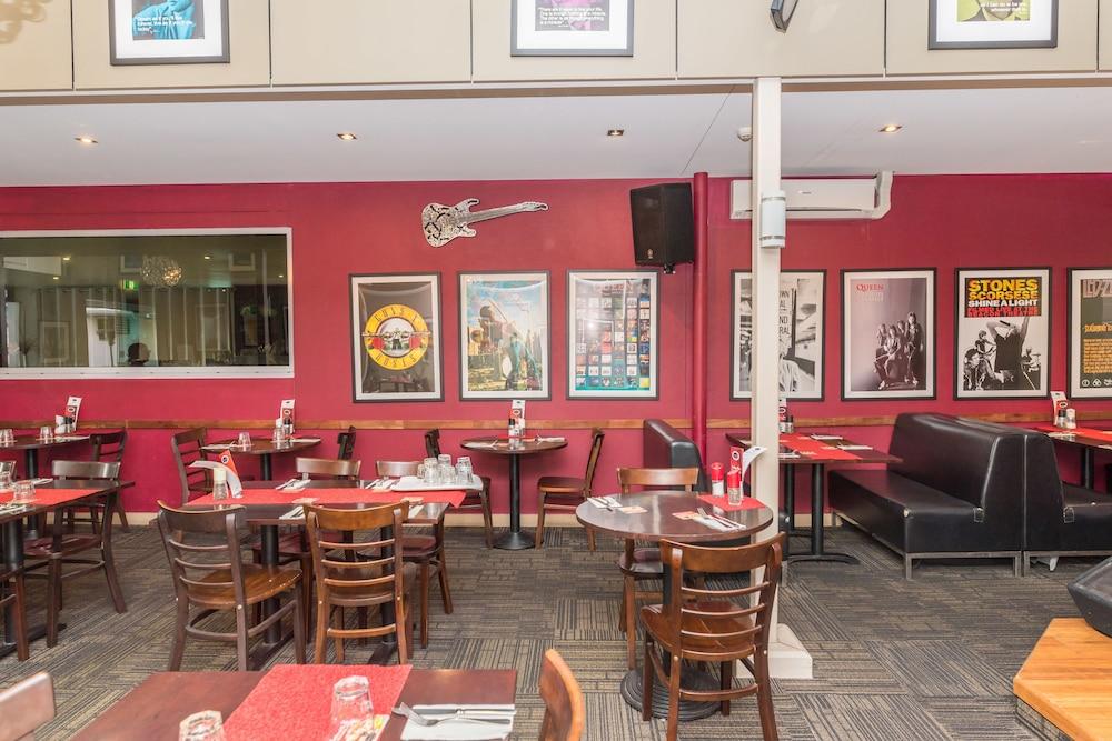 Ramada By Wyndham Херви Бей Екстериор снимка Interior of a typical Red Robin restaurant