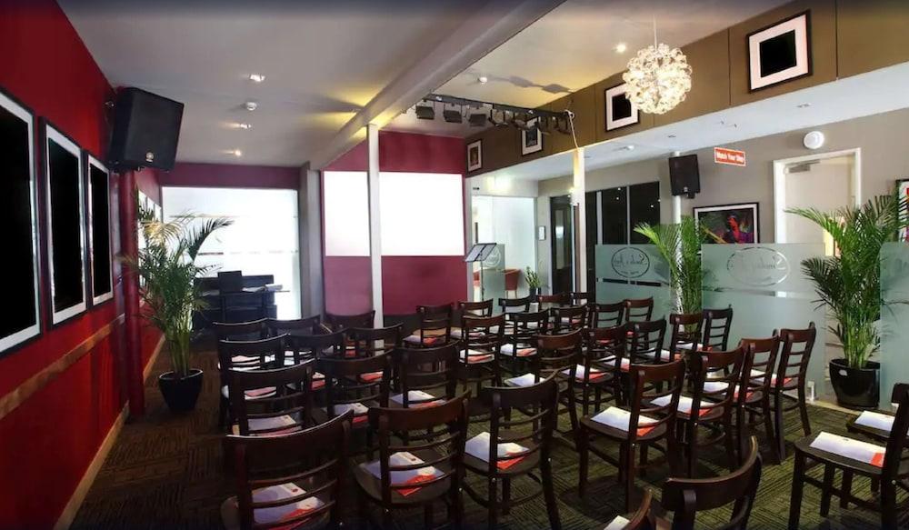 Ramada By Wyndham Херви Бей Екстериор снимка The interior of the restaurant