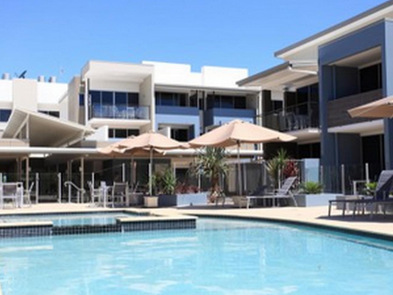 Ramada By Wyndham Херви Бей Екстериор снимка The pool at the Mantra on Saltwater Island