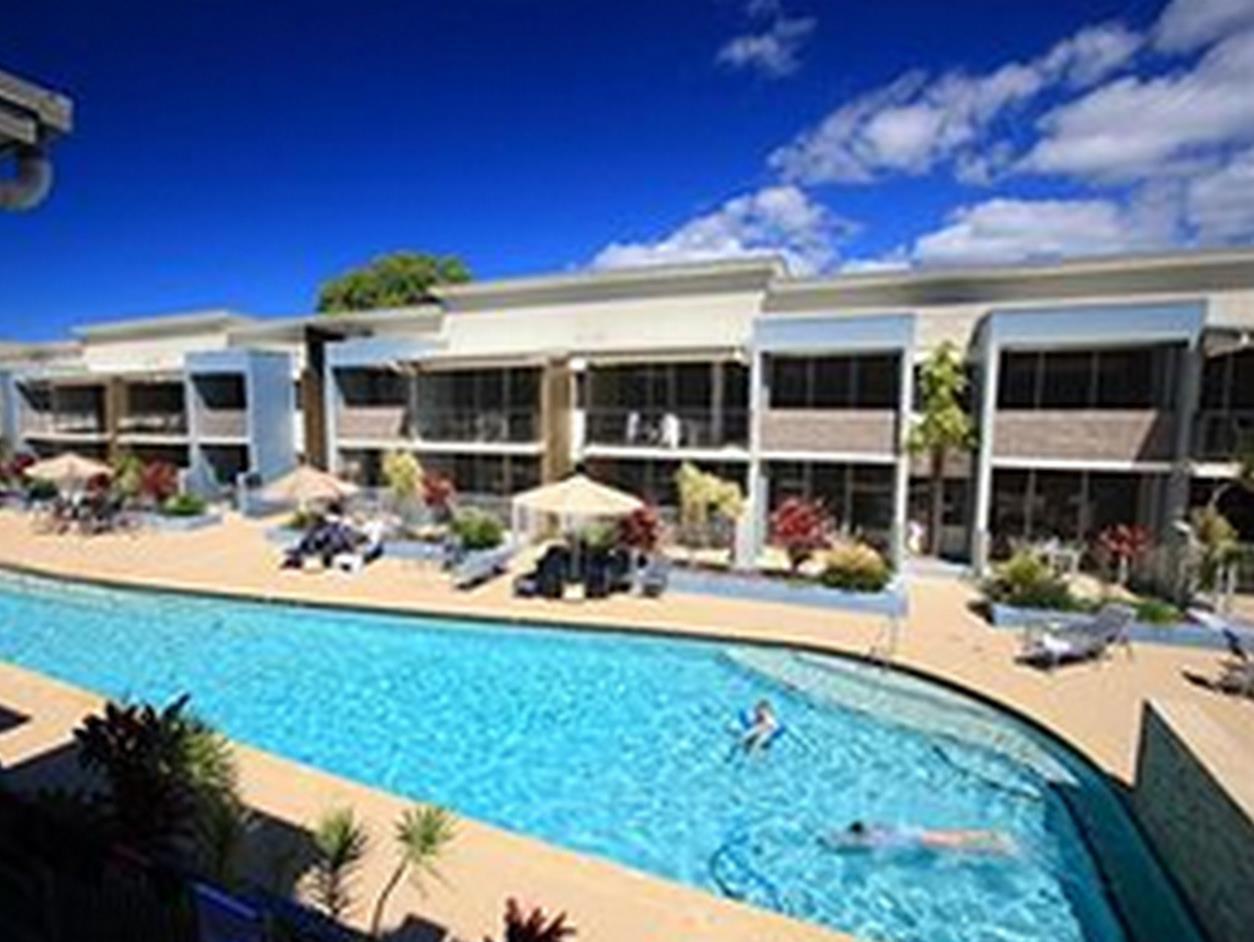 Ramada By Wyndham Херви Бей Екстериор снимка The pool at the hotel