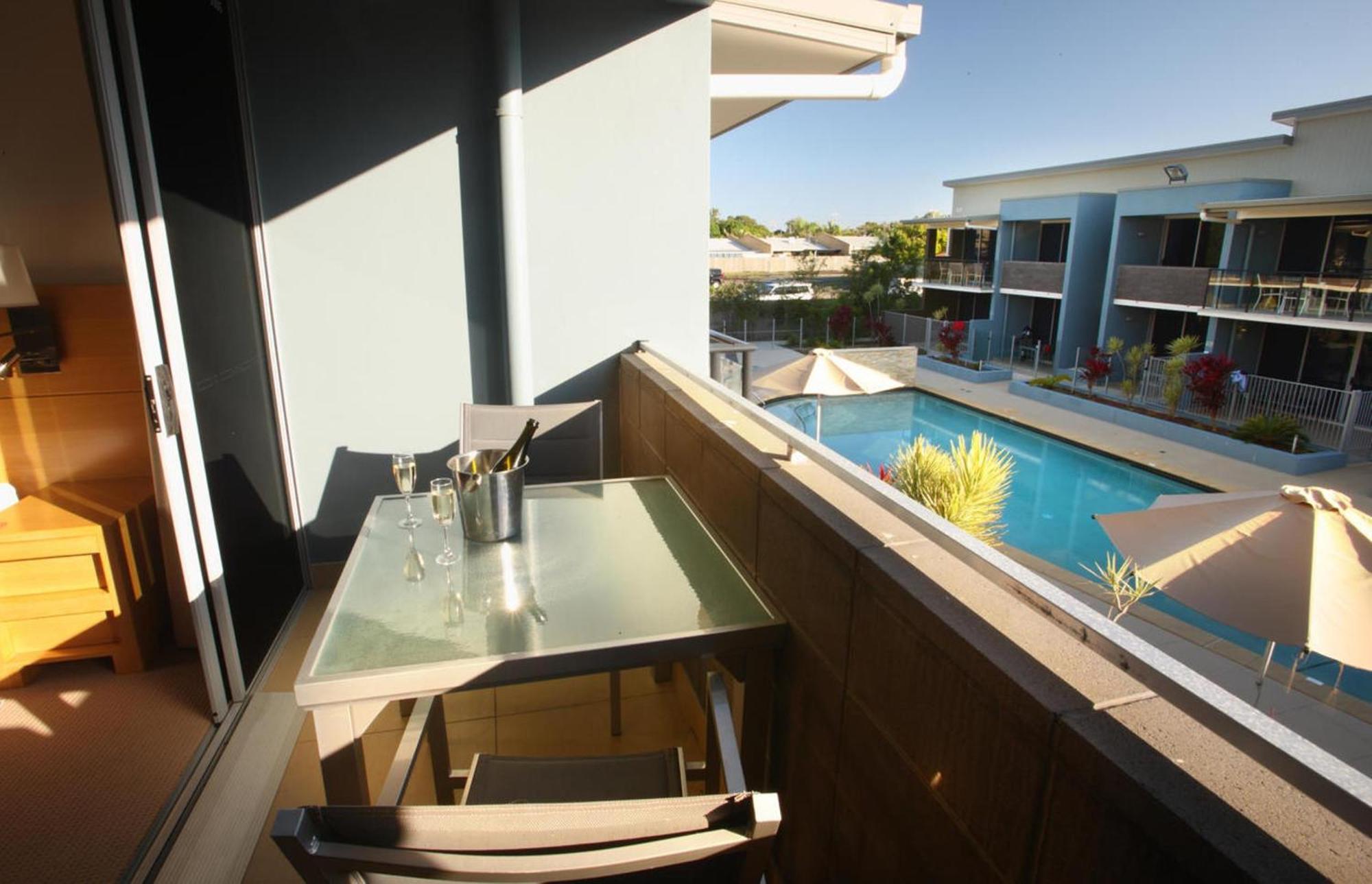 Ramada By Wyndham Херви Бей Екстериор снимка A balcony