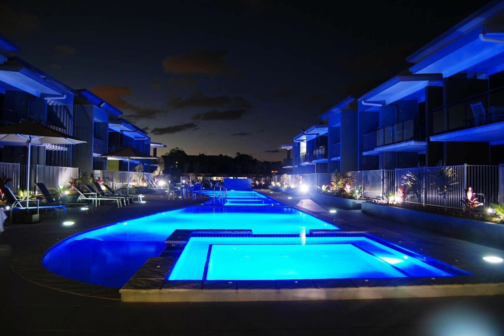 Ramada By Wyndham Херви Бей Екстериор снимка The pool at the Blue Sky Inn