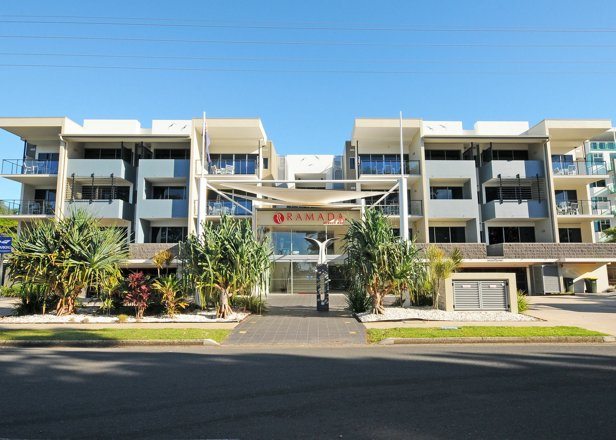 Ramada By Wyndham Херви Бей Екстериор снимка The entrance to the complex