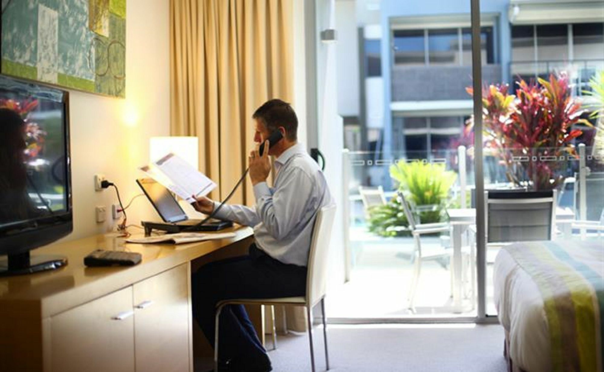 Ramada By Wyndham Херви Бей Екстериор снимка A business traveller working in a hotel room