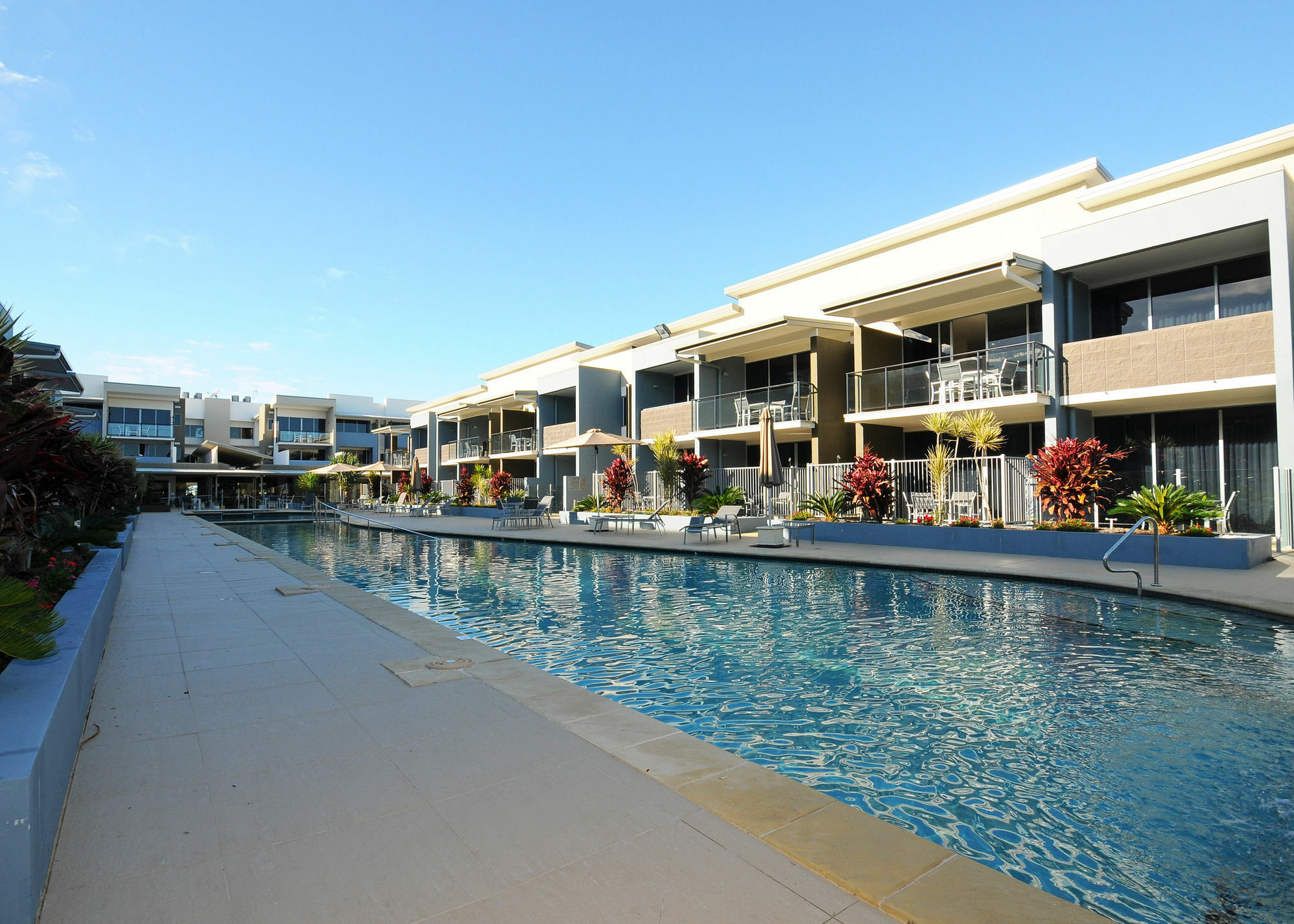Ramada By Wyndham Херви Бей Екстериор снимка The pool at the Mantra on Saltwater Island